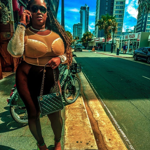 Meet your Posher, Bee - Picture 2 of 5